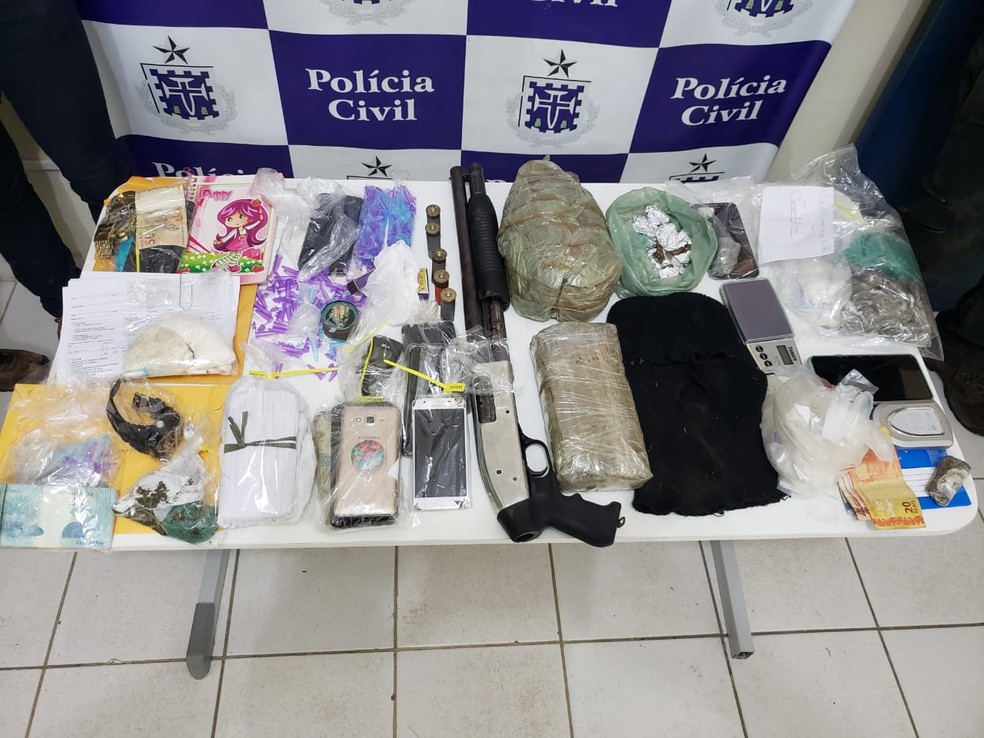 Arma, drogas e dinheiro foram apreendidos durante ação na Bahia  — Foto: Divulgação/SSP