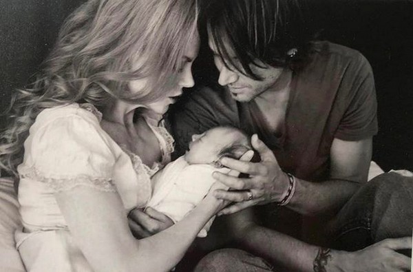 Nicole Kidman e o marido com a filha Sunday, em uma foto antiga (Foto: Instagram)