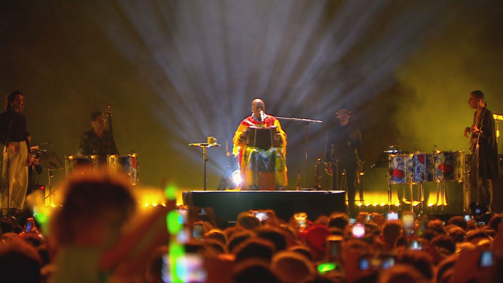 Milton Nascimento canta para 60 mil pessoas, neste domingo (13), em BH — Foto: Reprodução/TV Globo