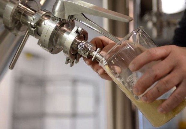 Pesquisadores descobriram que mudar a levedura usada durante a fermentação pode conferir novos sabores interessantes à cerveja (Foto: RYAN MCFADDEN/GETTY IMAGES via BBC)