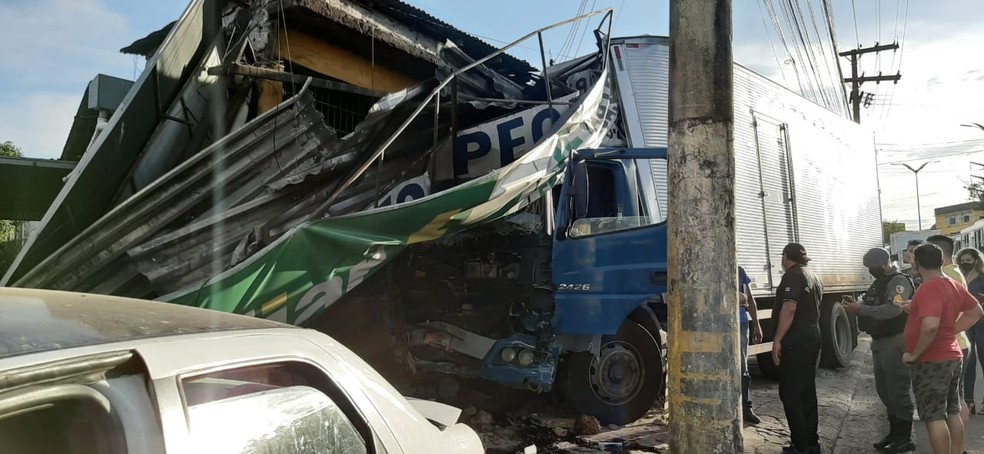 Caminhão invadiu loja na Avenida Cosme Ferreira, em Manaus, nesta segunda-feira (15). — Foto: Rebeca Beatriz/G1 AM