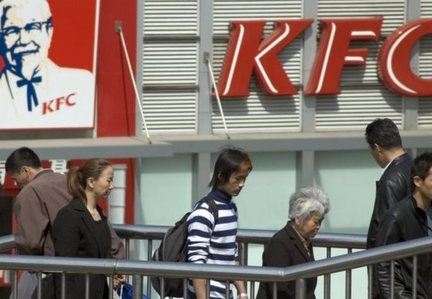 A frase da empresa KFC que dizia algo como 'lamber o dedo é bom' não caiu bem em mandarim (Foto: BBC News)