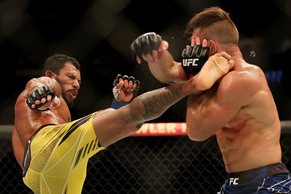 Rafael Alves ataca Drew Dober com um chute alto no UFC 277 — Foto: Getty Images