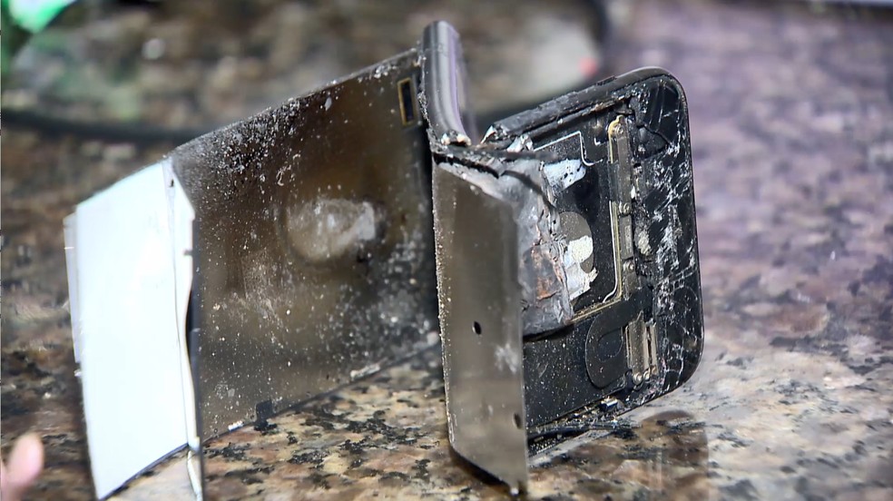 Celular explodiu após homem arremessar aparelho na testa da namorada — Foto: Reprodução/TV Gazeta