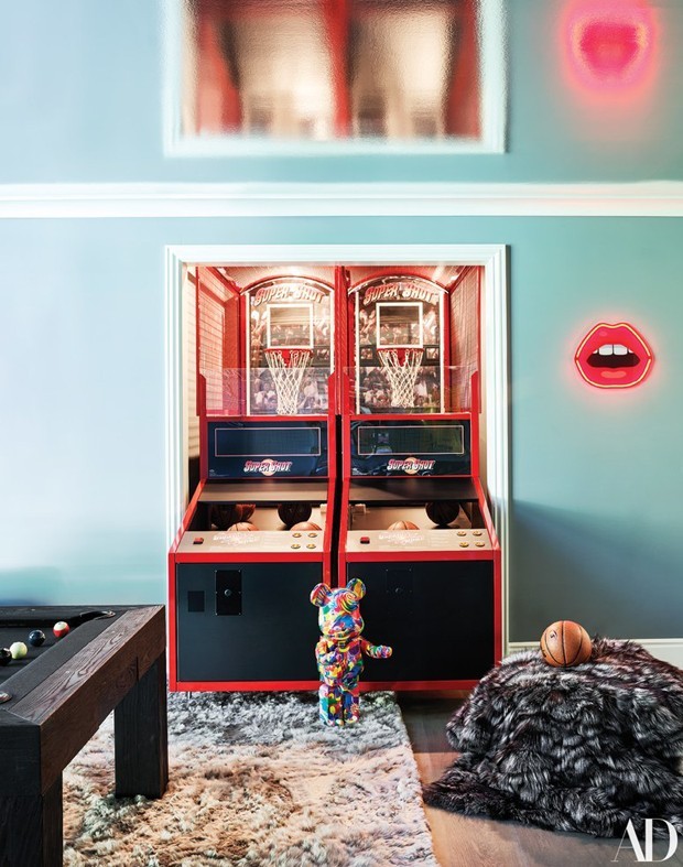 Kylie Jenner instalou uma máquina de pinball em sua casa (Foto: Reprodução Architectural Digest)