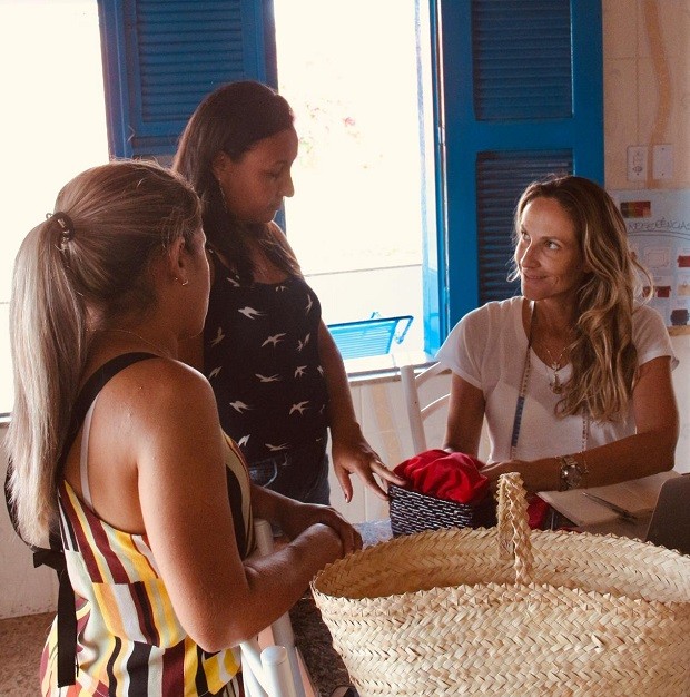 Amanda Medrado (à direita) com artesãs da Casa Paba (Foto: Divulgação)