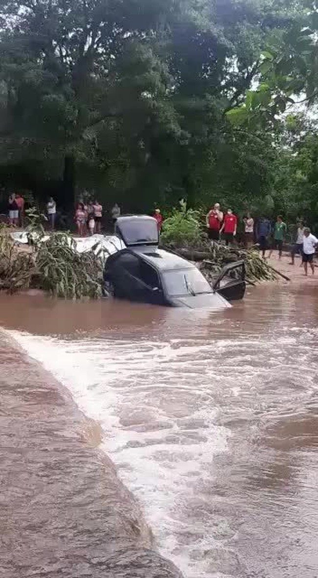 Carro envolvido no acidente é retirado do córrego em Altos, no Piauí