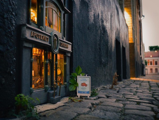 Artista de rua espalha lojas em miniatura por cidades da Europa (Foto: Reprodução/Instagram)