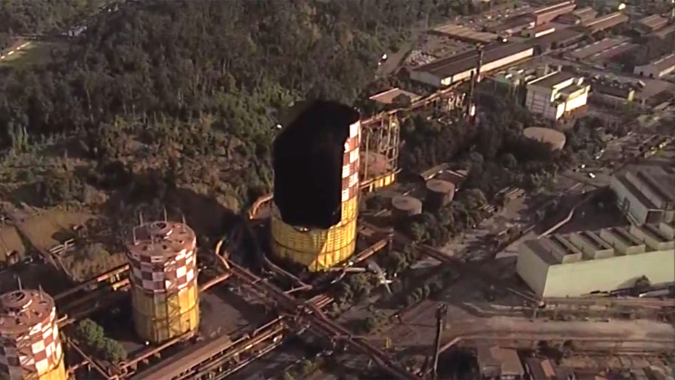 Imagens aéreas mostram gasômetro que expoiu na Usiminas (Foto: Reprodução/TV Globo)