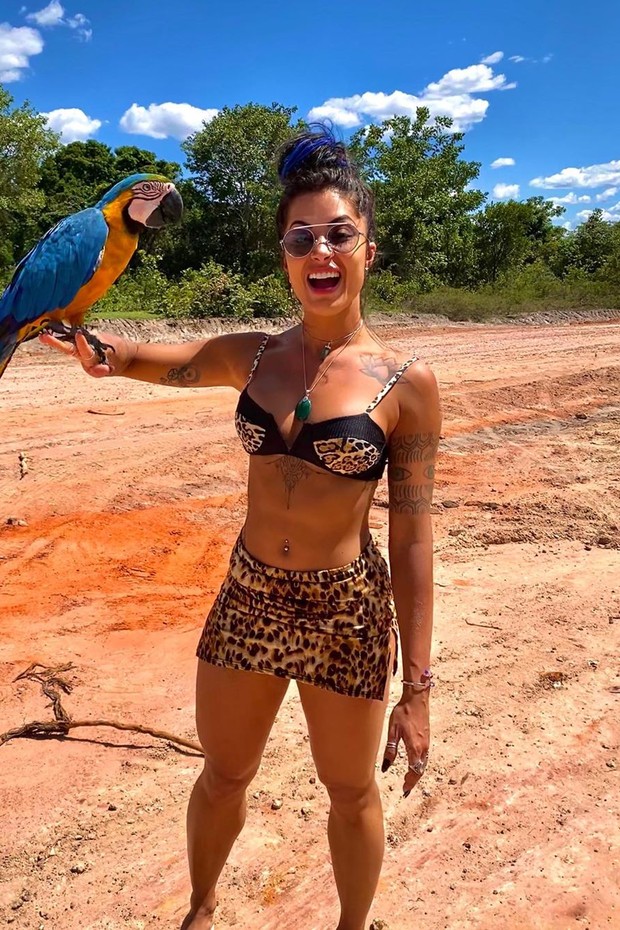 Aline Riscado posa com arara no braço e comemora (Foto: Reprodução/Instagram)
