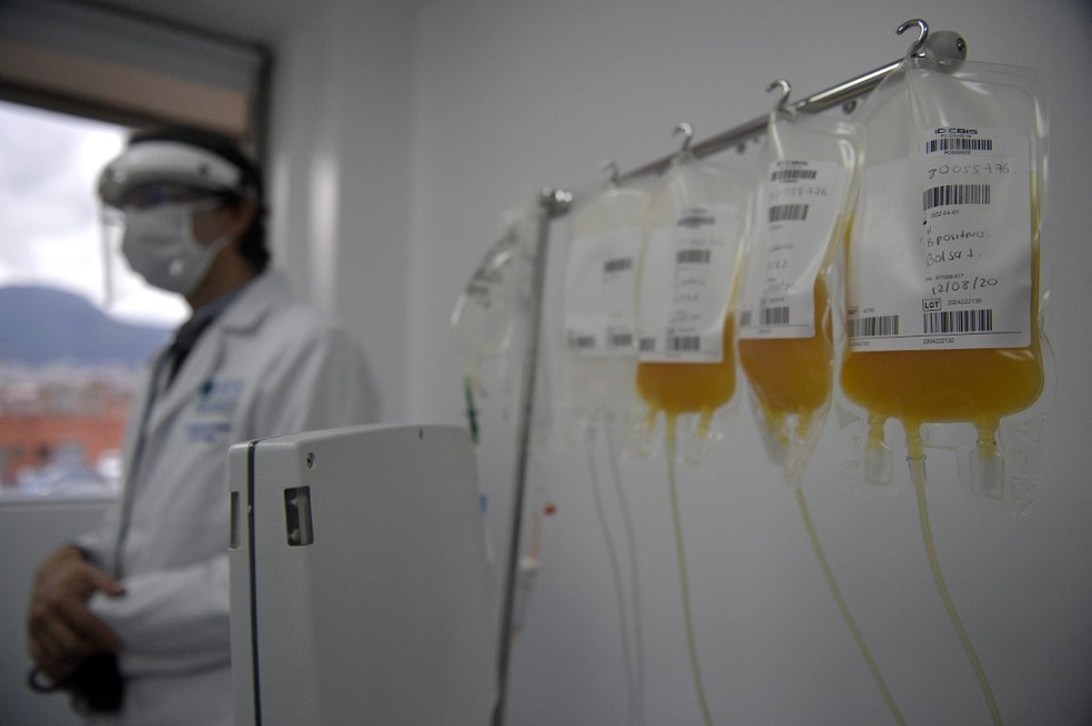 A foto, tirada em um hospital em Bogotá, na Colômbia, no dia 12 de agosto, mostra bolsas de plasma doadas por um médico que se recuperou da Covid-19. O tratamento pode ajudar pacientes que estão infectados pelo novo coronavírus (Sars-CoV-2). — Foto: Raúl Arboleda/AFP