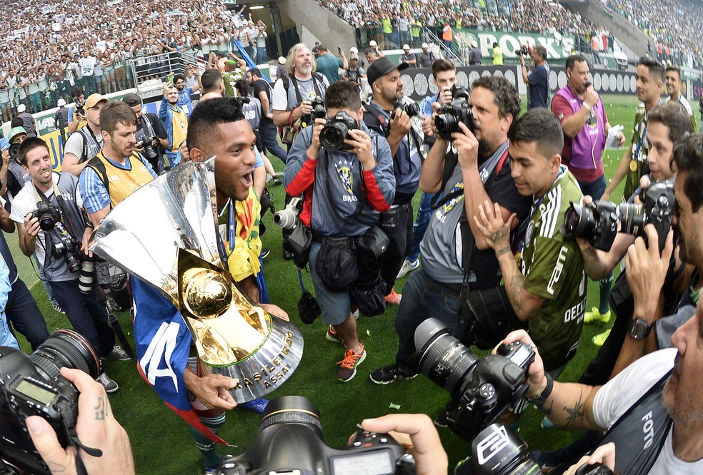 Borja segura a taÃ§a de campeÃ£o brasileiro apÃ³s Palmeiras x VitÃ³ria â€” Foto: Marcos Ribolli