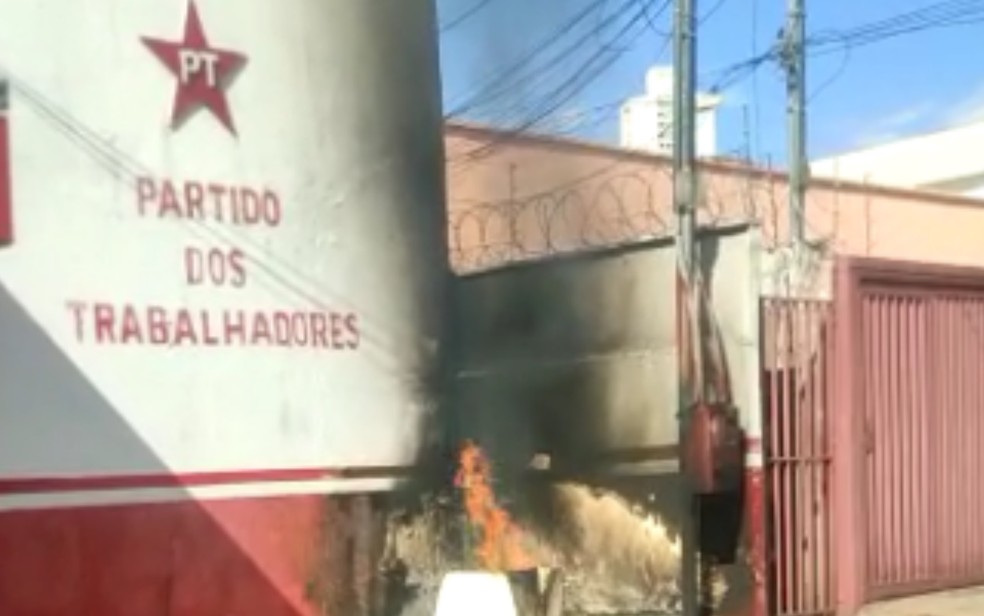 Polícia vai apurar fogo em frente a diretório do PT em Goiânia