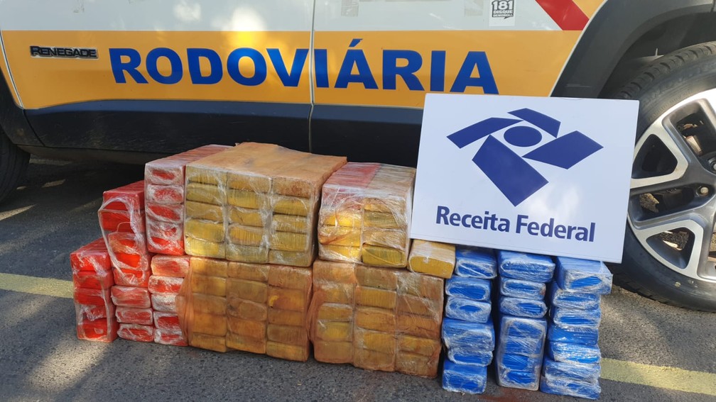 Material foi apreendido em um nibus na BR-135 — Foto: Marina Matos/Inter TV
