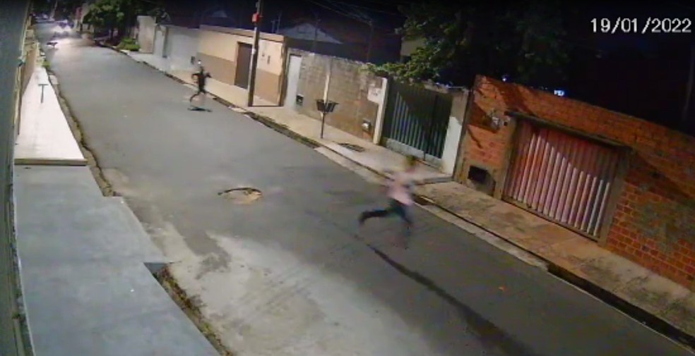 Depois dos tiros, dois suspeitos fogem correndo de viatura do Rone — Foto: Reprodução