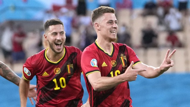 Thorgan Hazard comemora gol da Bélgica seguido pelo irmão Eden Hazard