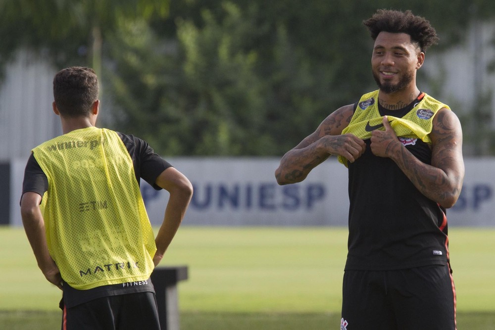 Corinthians treinou nesta tarde, teve desfalque, jogadas ensaiadas e gol contra