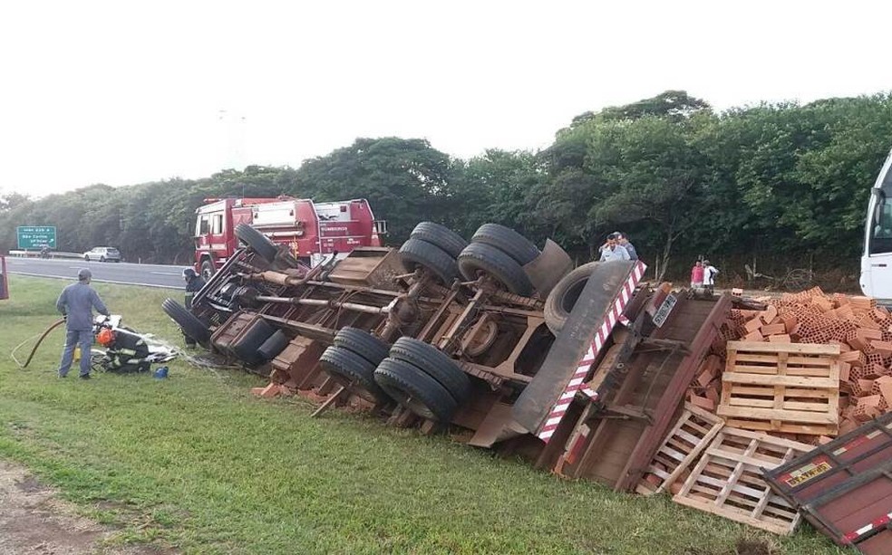 Caminhão com tijolos tomba na Rodovia Washington Luís em São Carlos (Foto: ACidadeON/SãoCarlos)