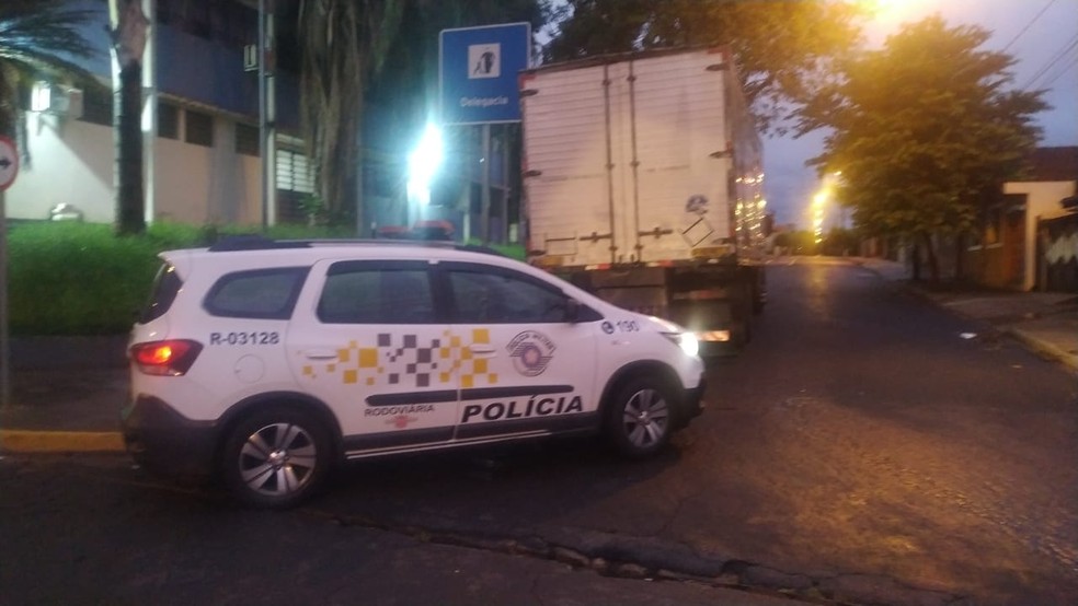 Caminhão levava um dos tratores roubados — Foto: Polícia Militar Rodoviária/Divulgação
