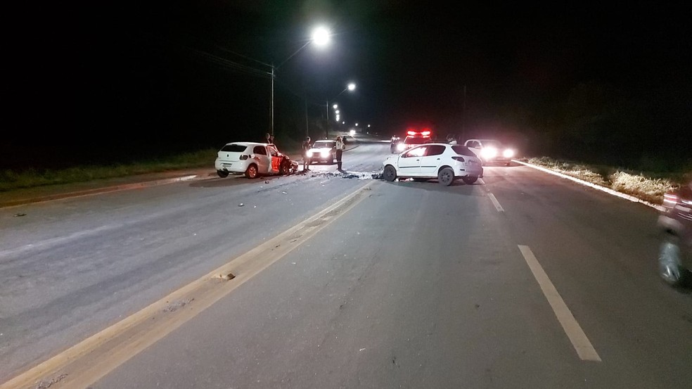 Carros bateram de frente na avenida Teotônio Segurado e duas pessoas ficaram feridas  — Foto: Divulgação/ATTM