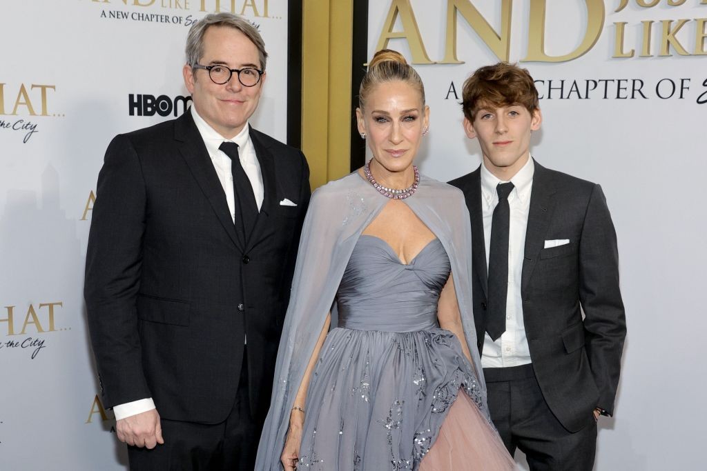 NEW YORK, NEW YORK - DECEMBER 08: (L-R) Matthew Broderick, Sarah Jessica Parker and James Wilkie Broderick attends HBO Max's "And Just Like That" New York Premiere at Museum of Modern Art on December 08, 2021 in New York City. (Photo by Jamie McCarthy/Wir (Foto: WireImage)