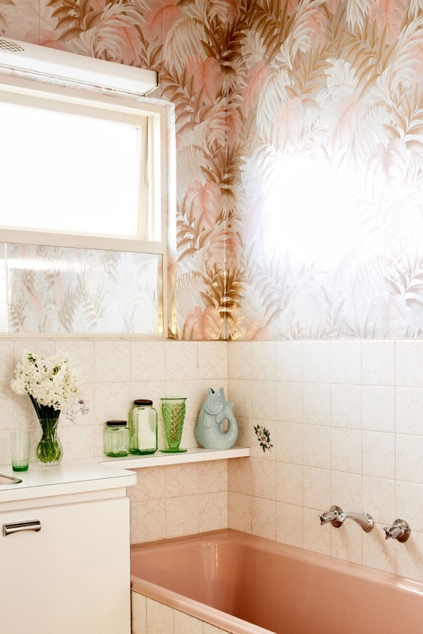 Decoração de banheiro pequeno: papel de parede e azulejo