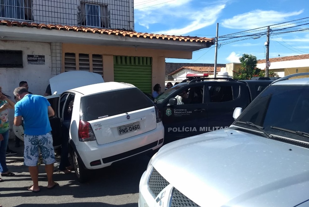 VeÃ­culo foi arrastado e sÃ³ parou apÃ³s subir a calÃ§ada de um estabelecimento comercial â Foto: Paulo Sadat/Sistema Verdes Mares