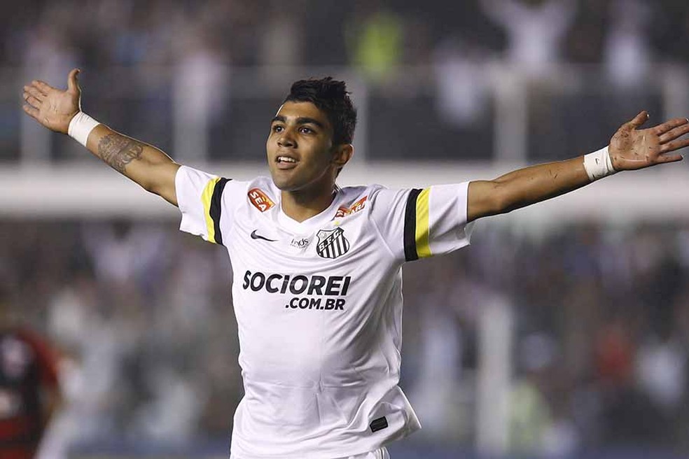 Cara de garoto de Gabigol, ainda em 2013, mais novo do que João Pedro — Foto: Ricardo Saibun / Santos FC