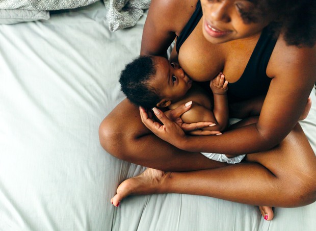 Mãe amamentando filho (Foto: Getty Images)