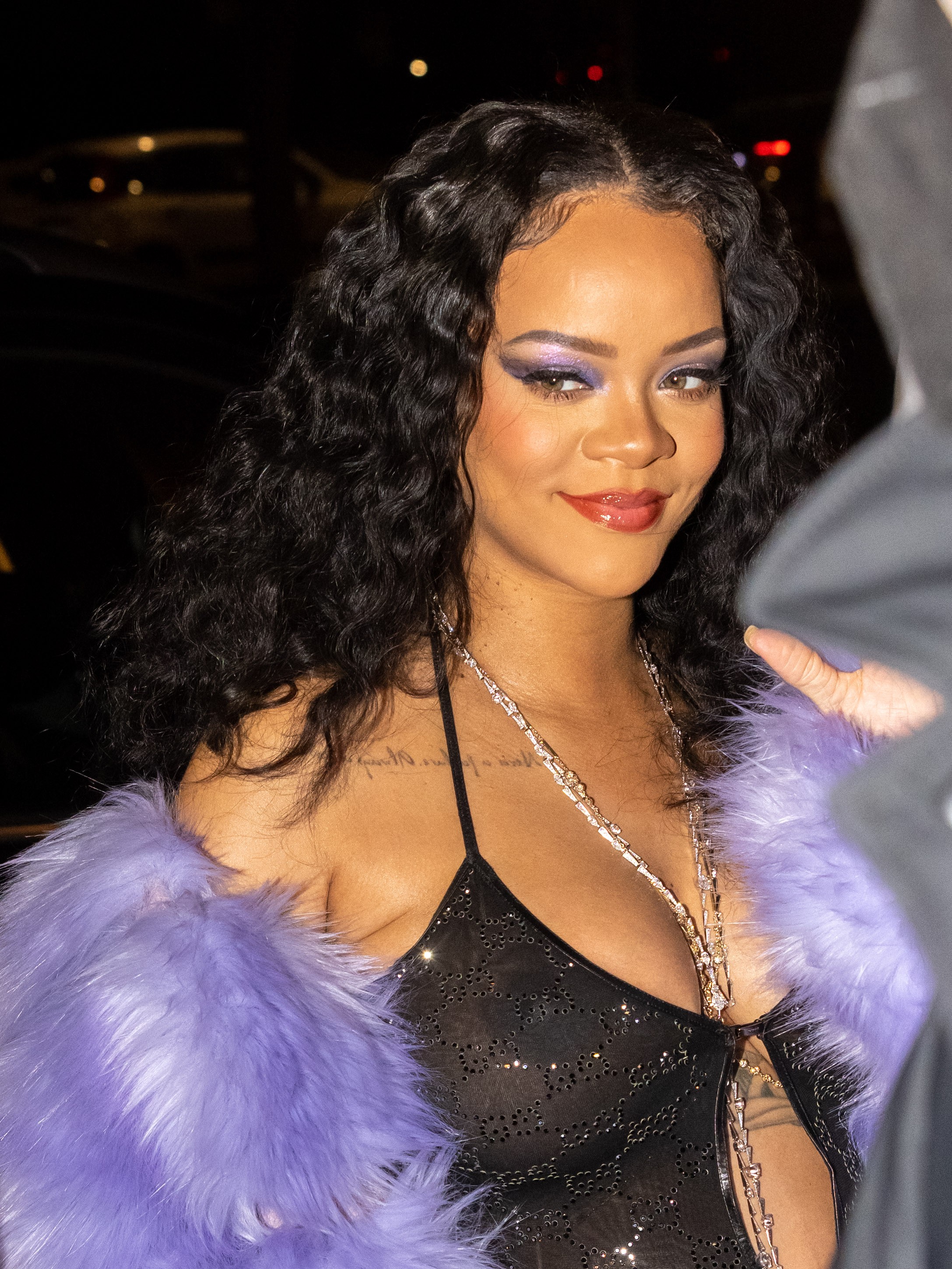 MILAN, ITALY - FEBRUARY 25: (EDITORS NOTE: Image contains partial nudity) Rihanna is seen during the Milan Fashion Week Fall/Winter 2022/2023 on February 25, 2022 in Milan, Italy. (Photo by Arnold Jerocki/Getty Images) (Foto: Getty Images)