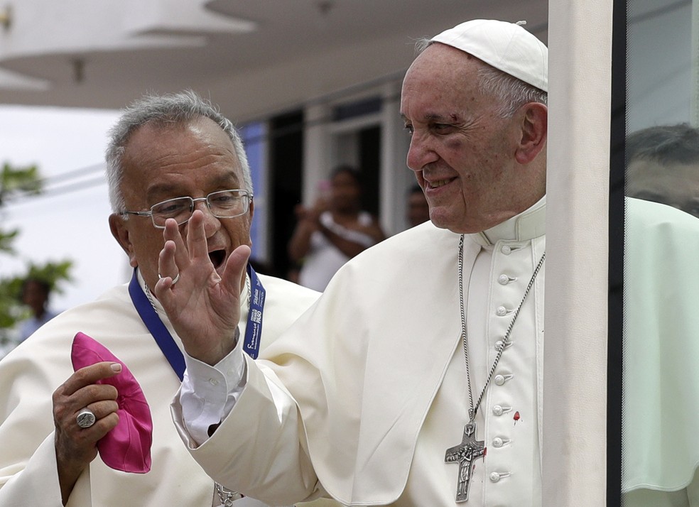 Papa continuou as atividades após o susto (Foto: Andrew Medichini/AP Photo)
