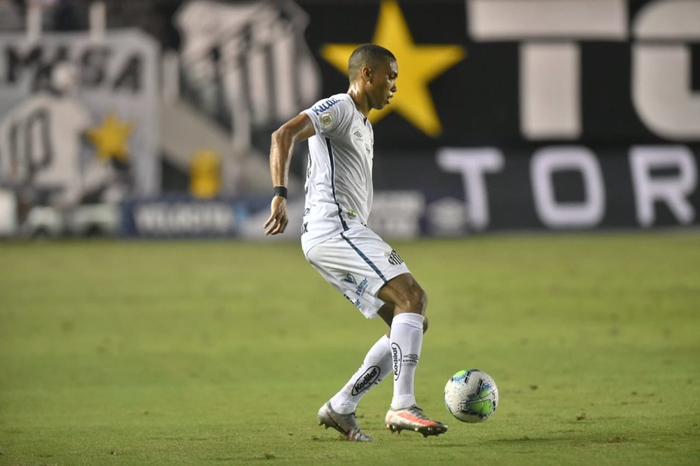 Madson em ação contra o Atlético-GO — Foto: Ivan Storti / Santos FC