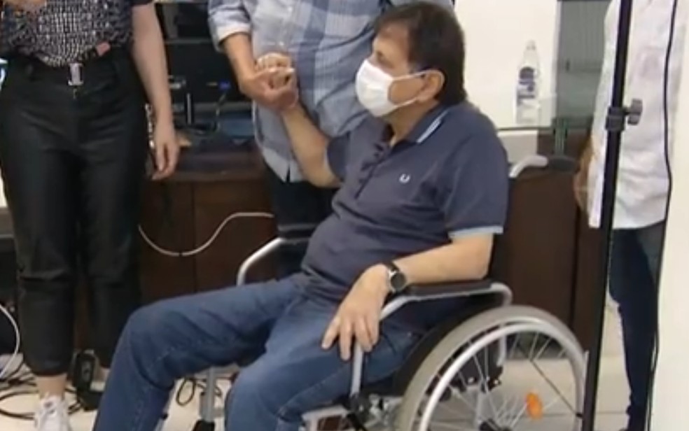Adib Elias precisou de cadeira de rodas, pois está com dificuldade para caminhar após ter Covid-19, em Catalão, Goiás — Foto: Reprodução/TV Anhanguera
