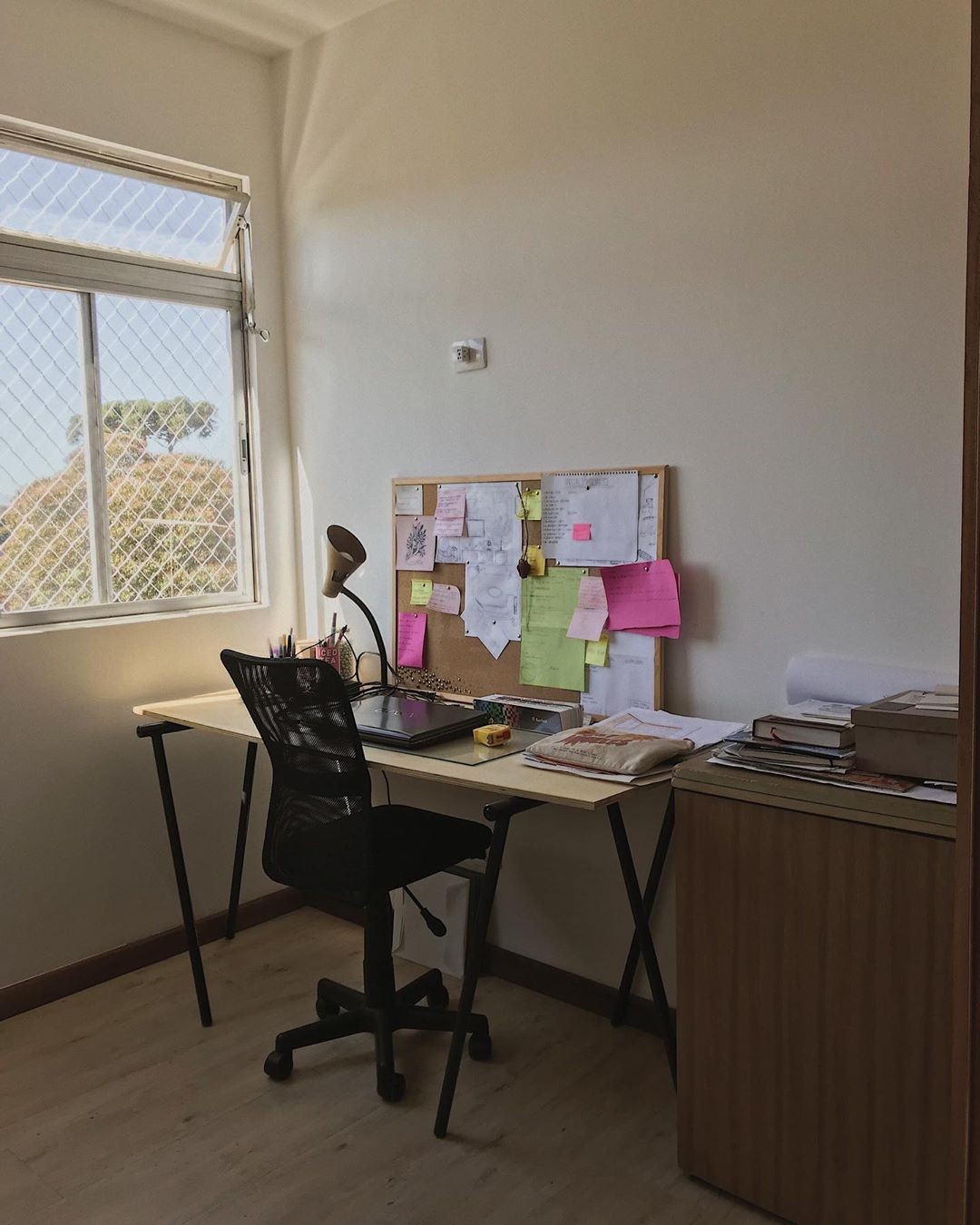 Décor do dia: home office com parede geométrica e plantas (Foto: Instagram/@brugalliano)