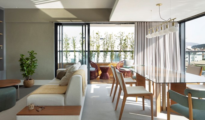 Luz natural e transparência criam atmosfera relaxante em apartamento