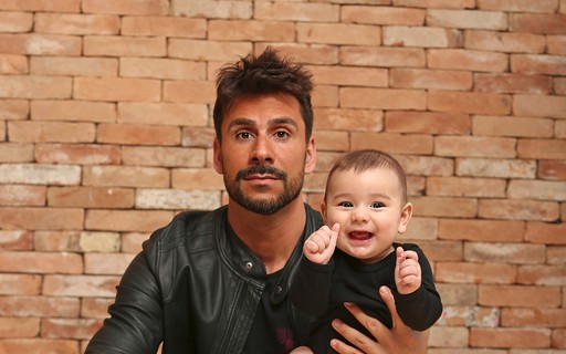 Julio Rocha posa com filho e brinca: