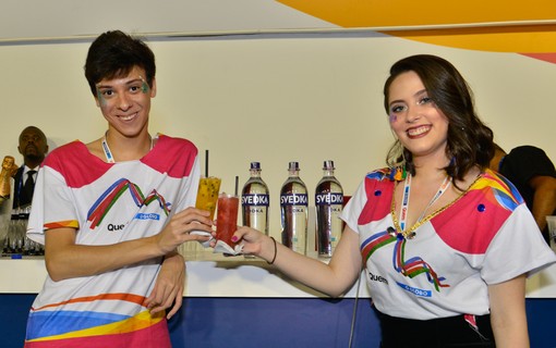 Victor Meyniel e Ana Clara Quadros se servem de drinks de frutas feitos com vodka Svedka