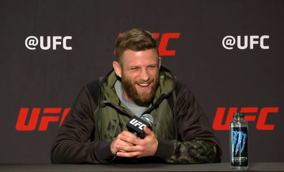 Calvin Kattar brincou sobre a importância que os repórteres dão à sua derrota diante de Max Holloway — Foto: Reprodução / YouTube