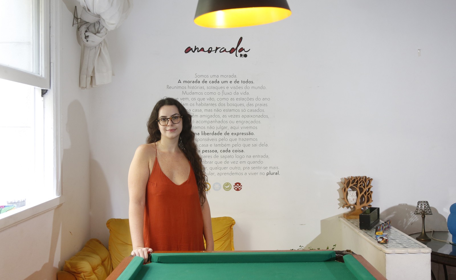 Alta nos preços do aluguel - Geovana Vieira divide o apartamento com Sued Santos e mais três pessoas.  — Foto: Fabio Rossi / Agência O Globo
