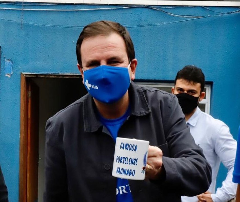 Paes exibe caneca com os dizeres 'Carioca, portelense e vacinado' — Foto: Reprodução/Twitter