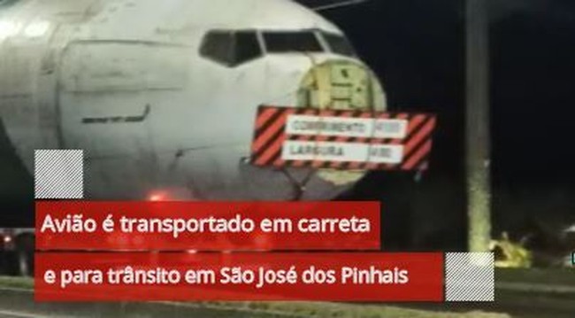Avião em carreta para trânsito e chama a atenção de moradores, em São José dos Pinhais
