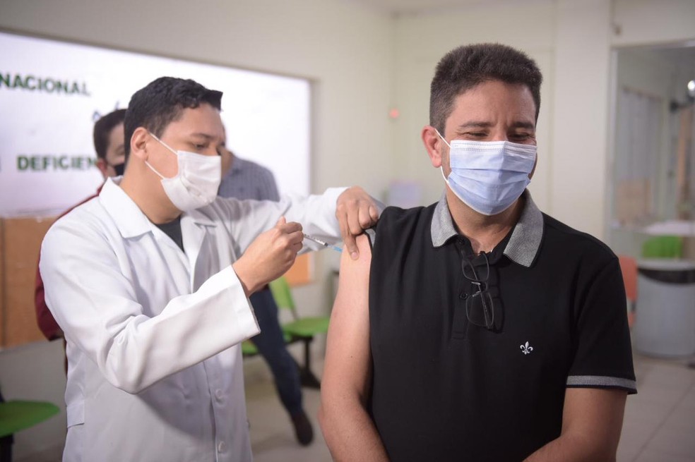 Gladson Cameli tomou a primeira dose da vacina contra a Covid-19 nesta quinta-feira (13) em Rio Branco — Foto: Diego Gurgel/Secom
