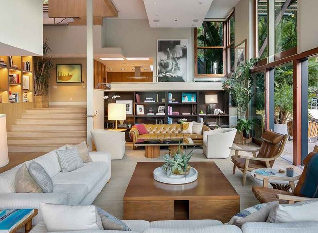 SALA DE ESTAR | A utilização de madeira, móveis design e peças de arte, a sala de estar consegue ser aconchegante e sofisticada ao mesmo tempo (Foto: Reprodução / Realtor)