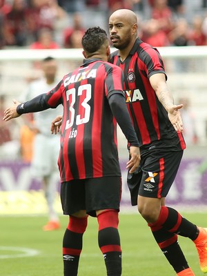 Atlético-PR Ponte Preta Thiago Heleno (Foto: Giuliano Gomes/ Agência PR PRESS)