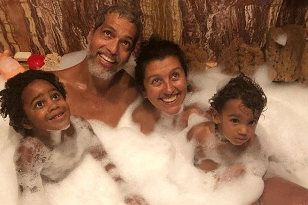 Regina Casé com o marido, Estevão Ciavatta, o filho, Roque, e o neto, Brás (Foto: Reprodução/ Instagram)