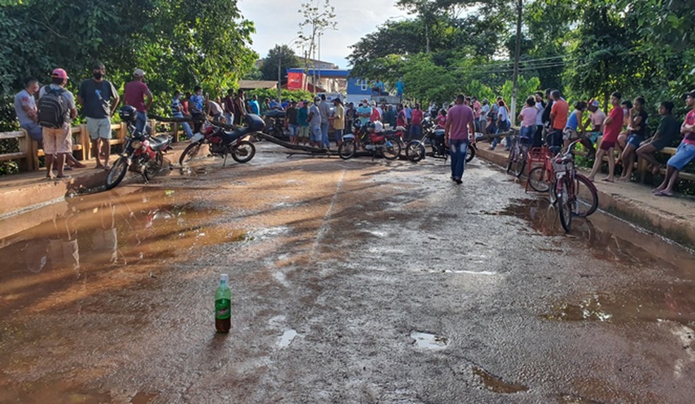 Em Epitaciolândia, moradores também fecharam a Ponte Internacional — Foto: Alexandre Lima/Arquivo pessoal