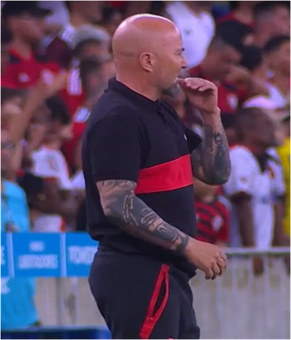 Sampoli leva mão à boca: sinal de gesto pacificador para acalmar algum momento de tensão — Foto: reprodução/TV