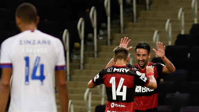 Isla e Arrascaeta comemoram gol do Flamengo sobre o Bahia