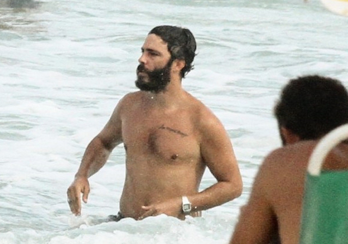 Thiago Rodrigues se refresca com banho de mar em praia carioca (Foto: Daniel Delmiro/AgNews)