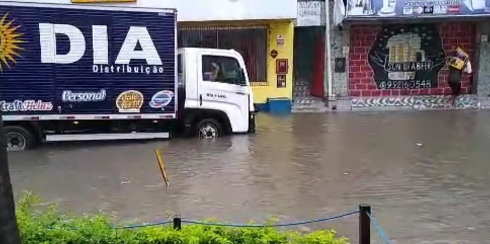 Rua Doutor Aniceto Varejão, em Jaboatão dos Guararapes, ficou alagada nesta terça-feira (10) — Foto: Reprodução/WhatsApp